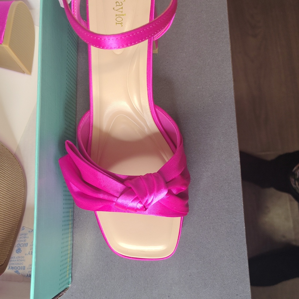 Shoe's - Picture 3 of 12